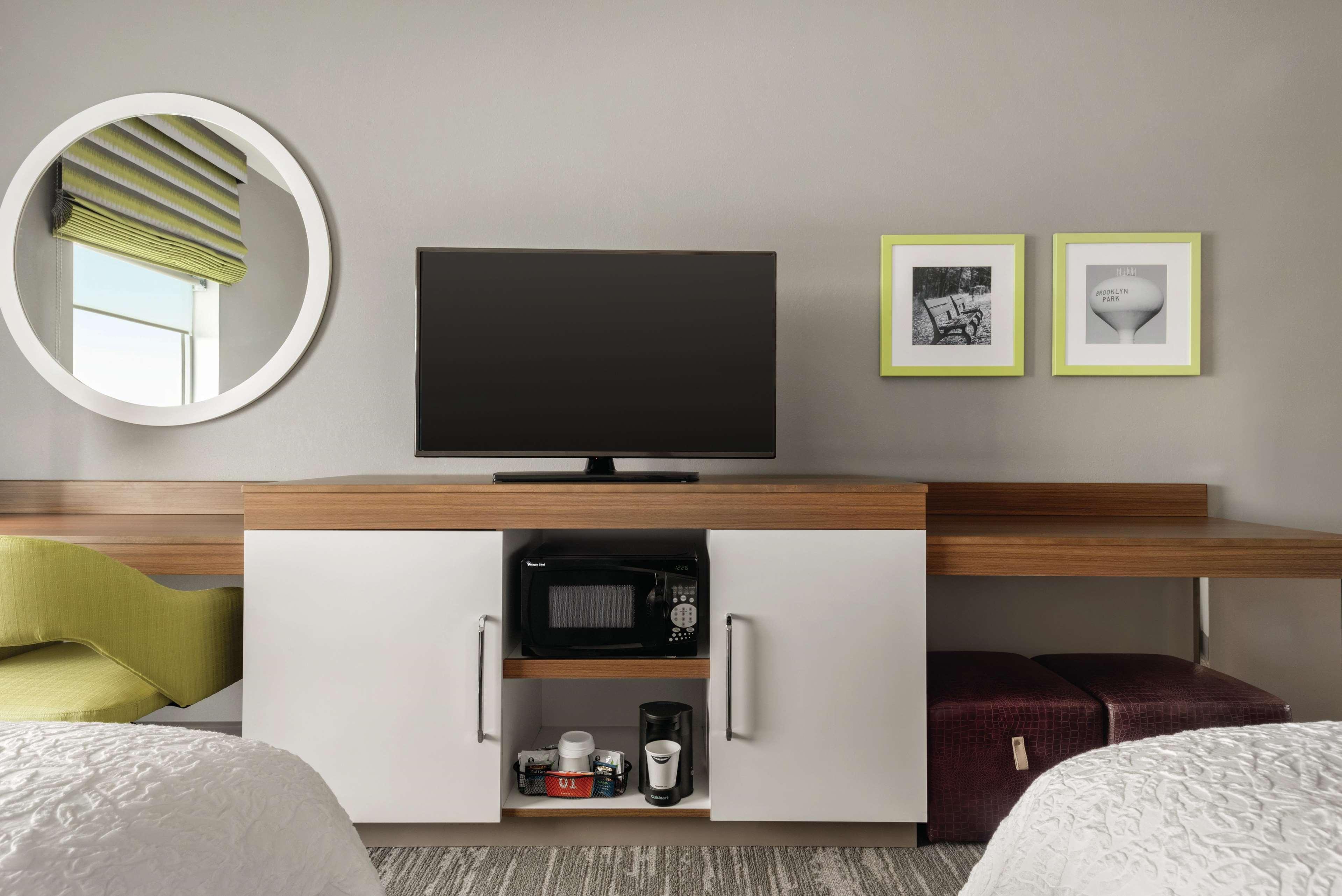 Hampton Inn Brooklyn Park Bagian luar foto