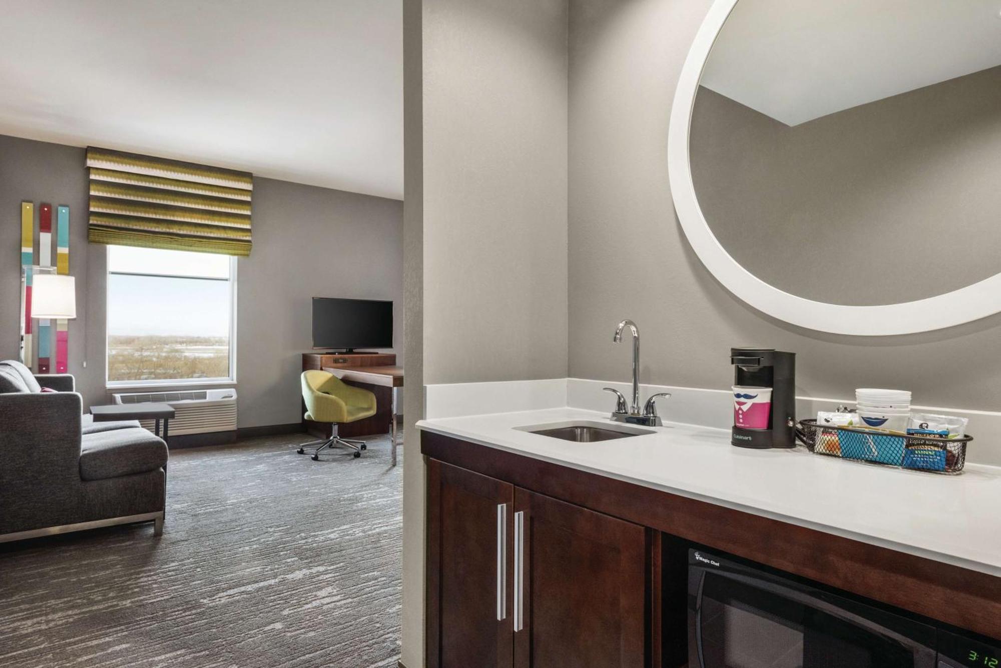 Hampton Inn Brooklyn Park Bagian luar foto