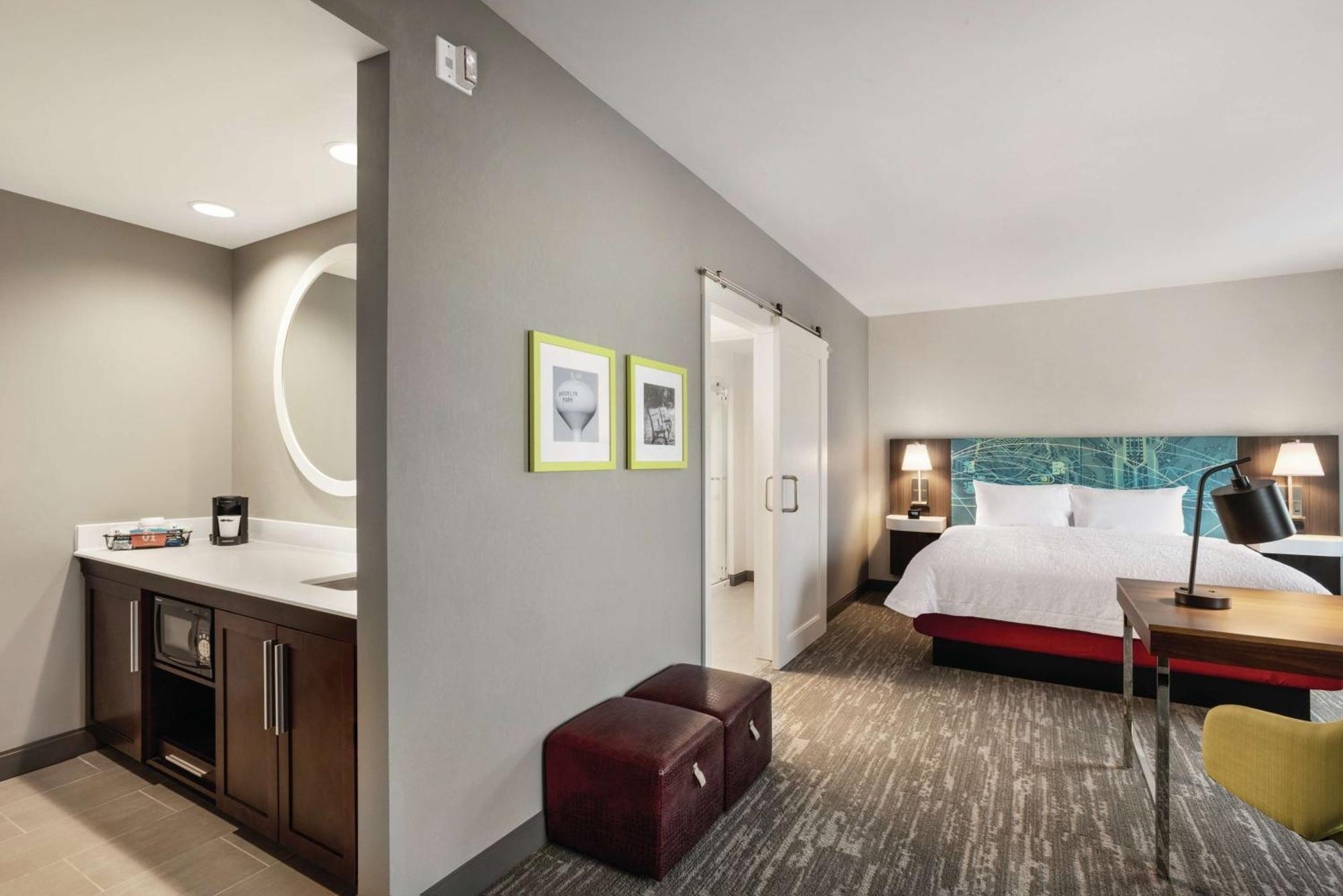 Hampton Inn Brooklyn Park Bagian luar foto
