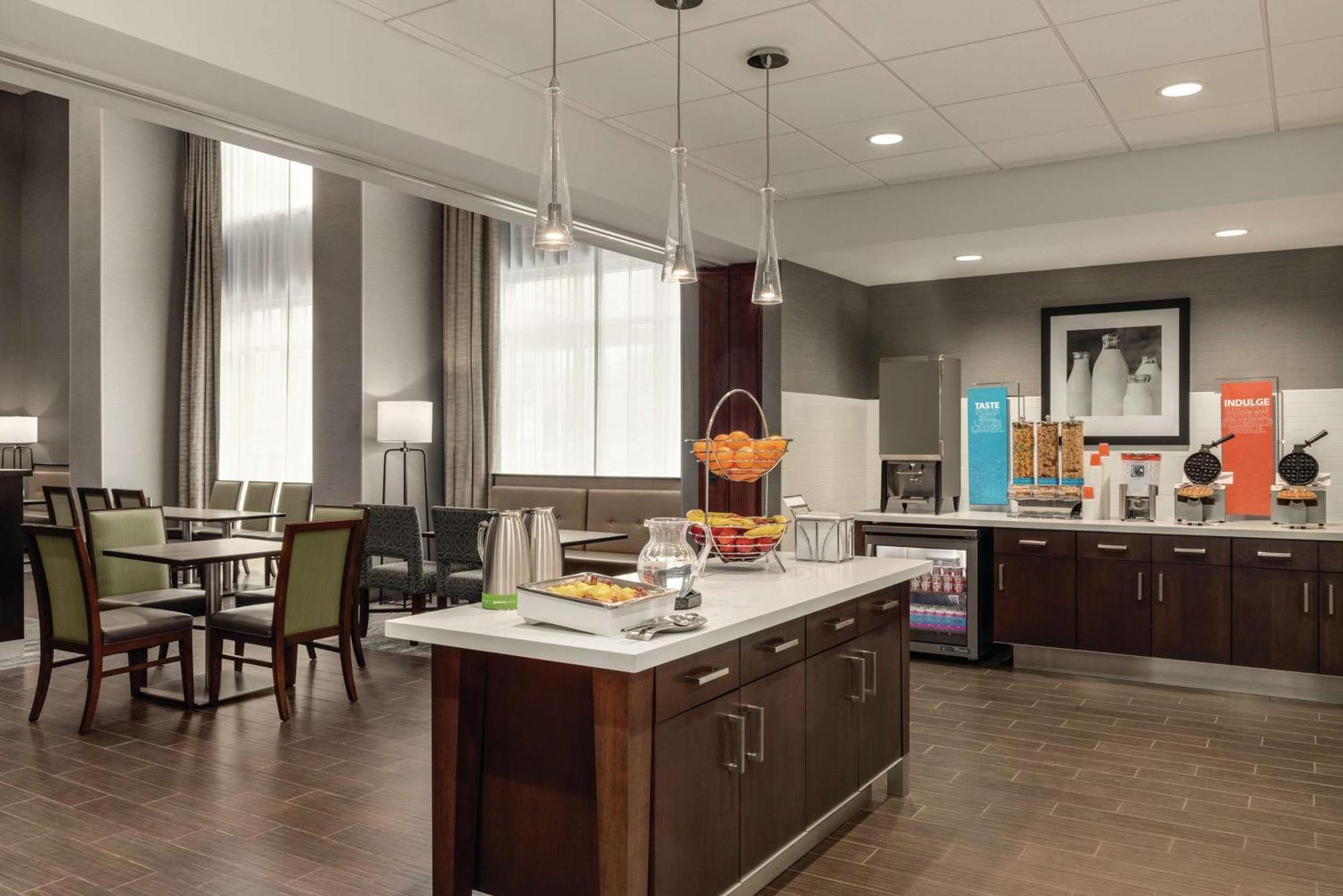 Hampton Inn Brooklyn Park Bagian luar foto