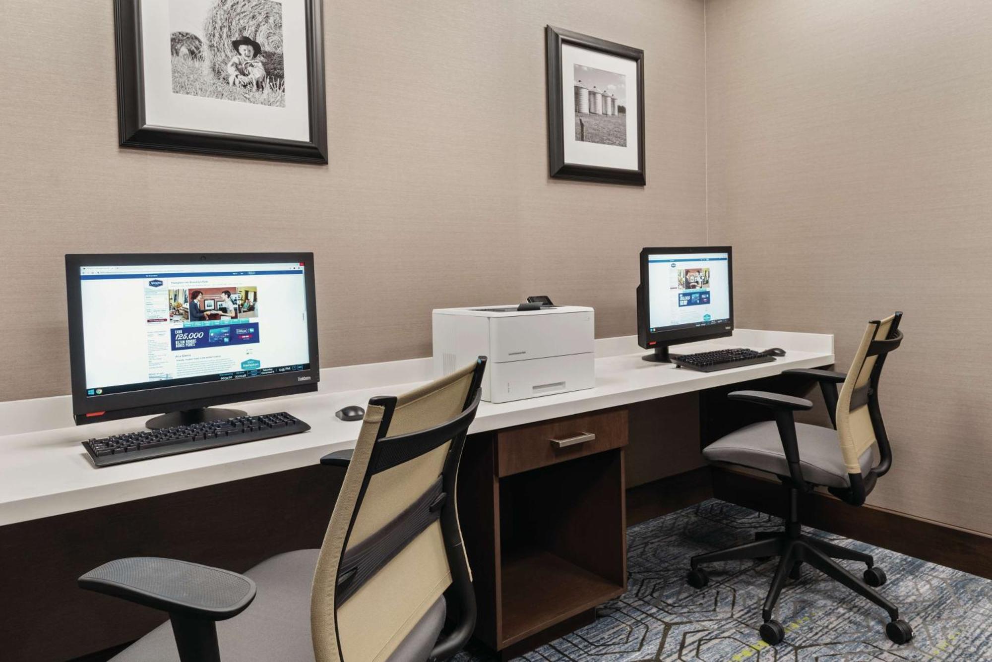 Hampton Inn Brooklyn Park Bagian luar foto